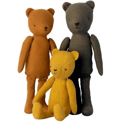 Drie Maileg stoffen knuffelberen in bruin, oranje en geel, staand en zittend.