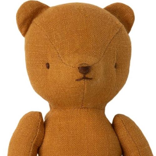 Detailopname van de kop van de Maileg pluchen knuffelbeer teddy mum.