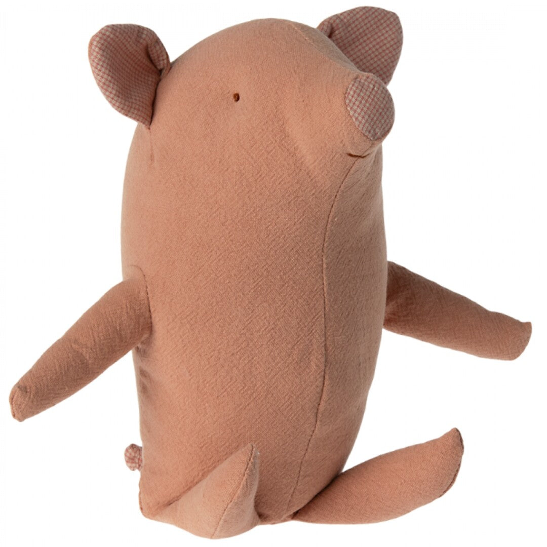 Maileg knuffelbig van roze stof, zittend.