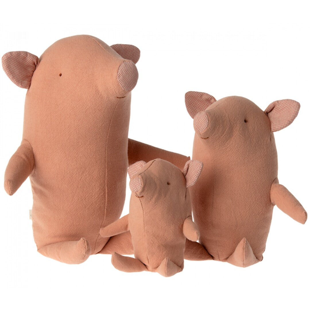 Drie Maileg knuffelbiggen van roze stof in verschillende formaten.