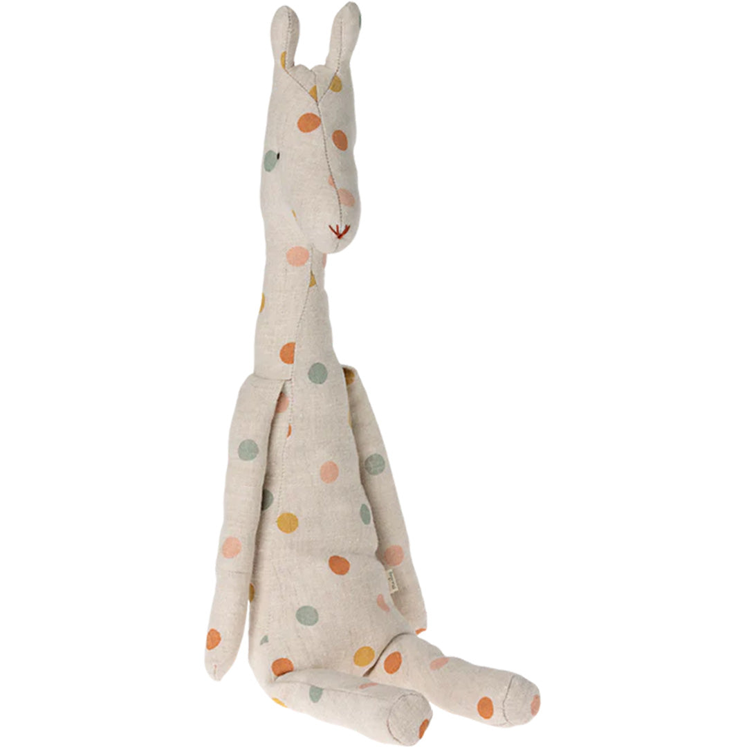 Maileg pluchen knuffelgiraffe met stippen, zittend.