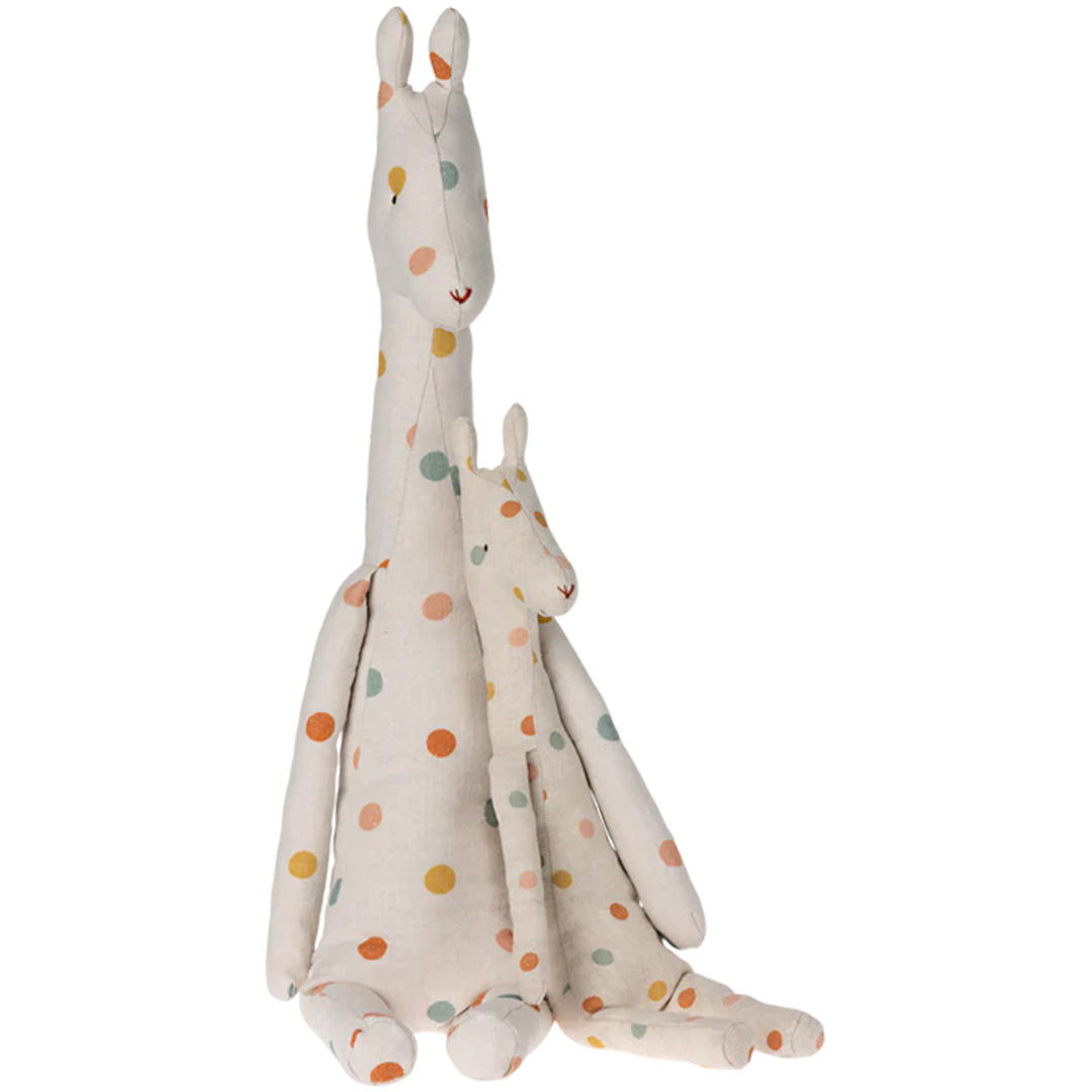 Twee Maileg pluchen knuffelgiraffes met stippen, een grote en een kleine, zittend naast elkaar.