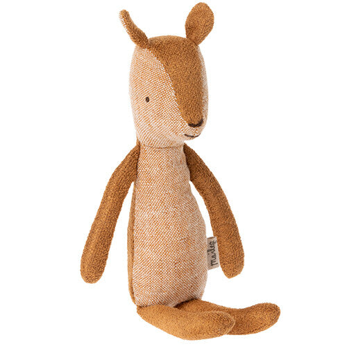 Maileg pluchen knuffelhertje in beige en bruin, zittend.