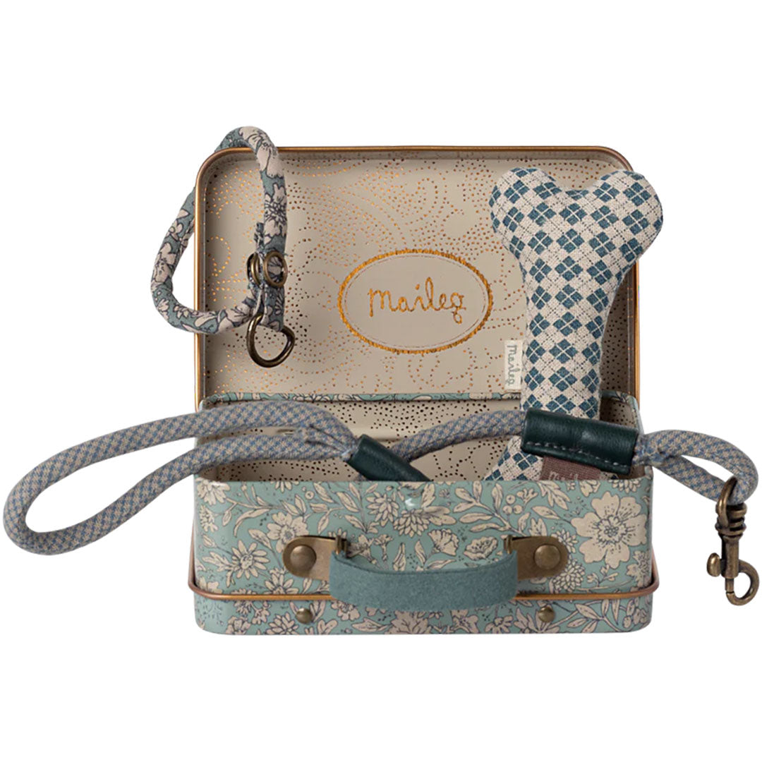 Maileg koffer met blauw gebloemde halsband, riem en geruit botje voor knuffelhond.