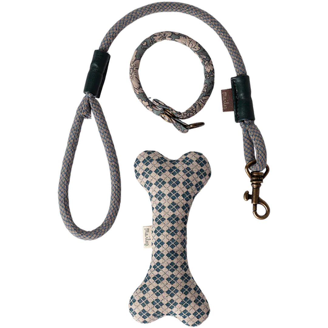 Maileg blauw gebloemde halsband, riem en geruit botje voor knuffelhond.