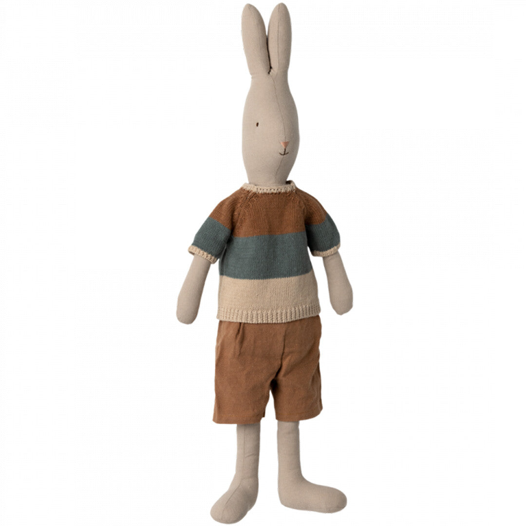 Maileg knuffelkonijn met een gestreept gebreid shirt en bruine korte broek.