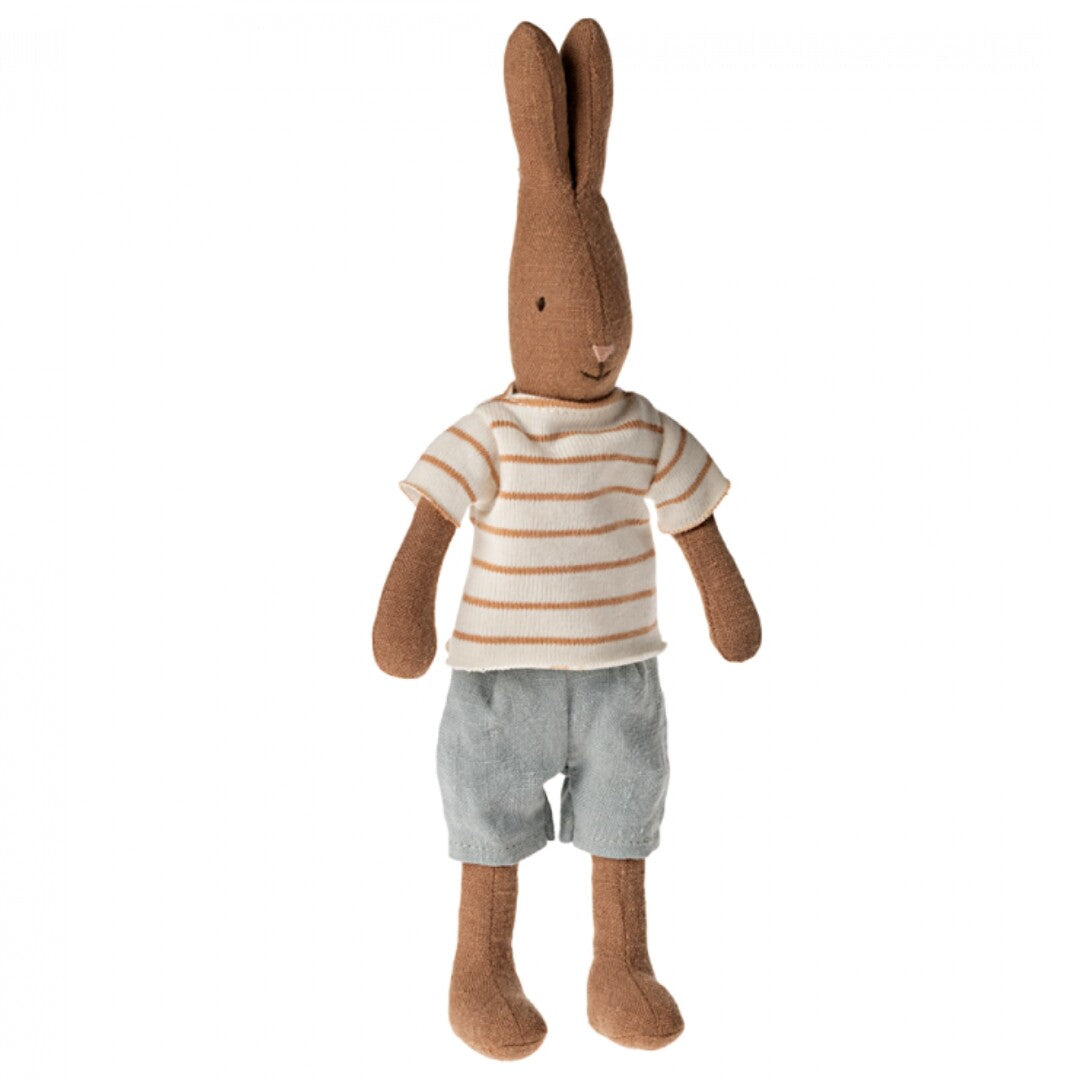 Maileg knuffelkonijn met bruine vacht, gestreept shirt en blauwe korte broek.