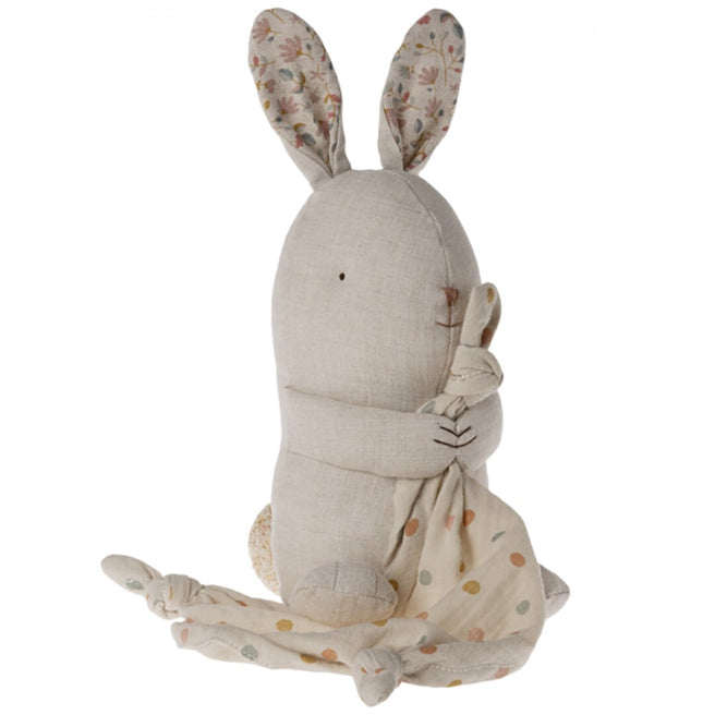 Maileg knuffelkonijn met gebloemde oren en een knuffeldoekje met stippen.