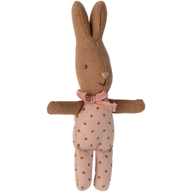 Maileg knuffelkonijn met bruine vacht en roze pakje met stippen.