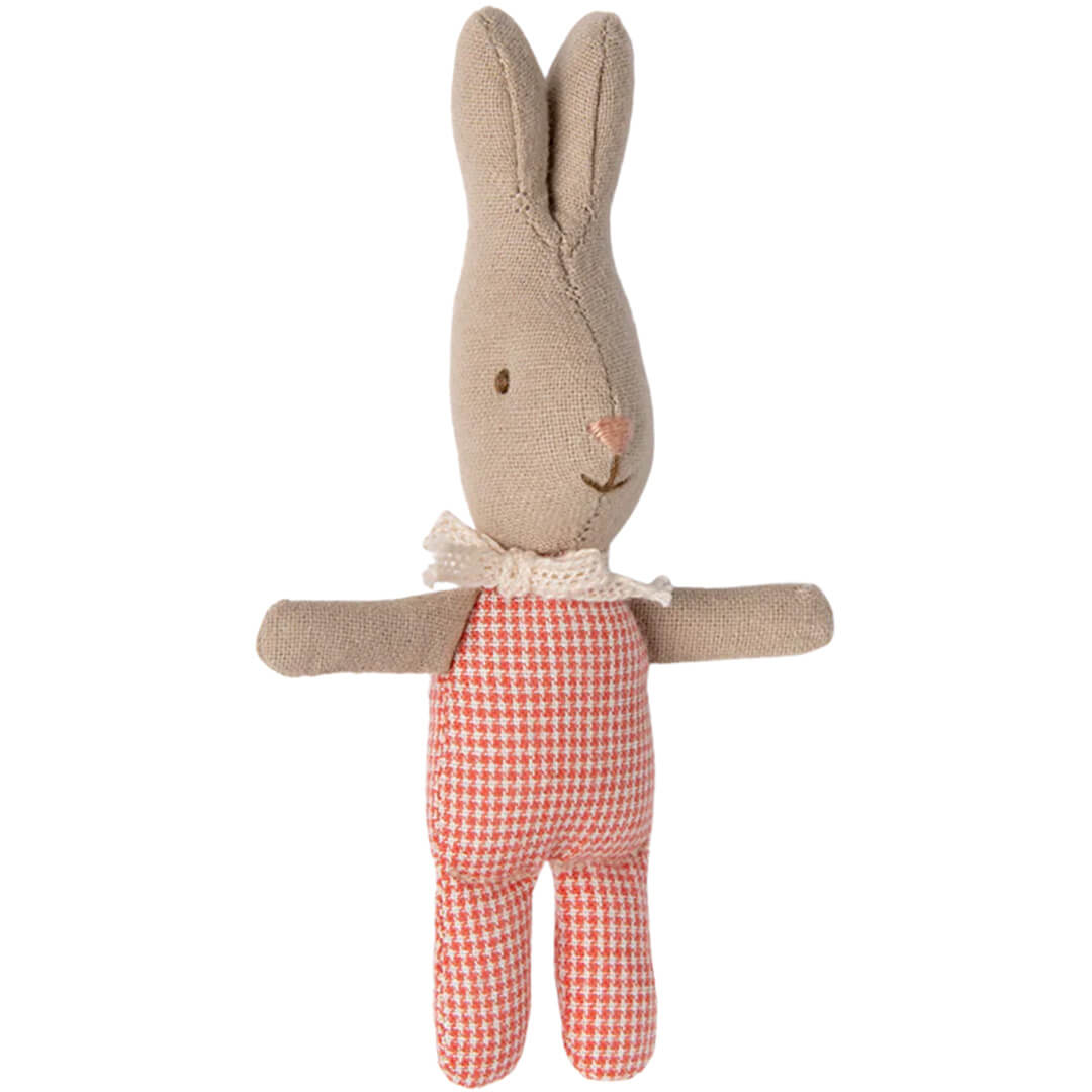 Maileg knuffelkonijn met rode geruite tuinbroek en witte kraag.