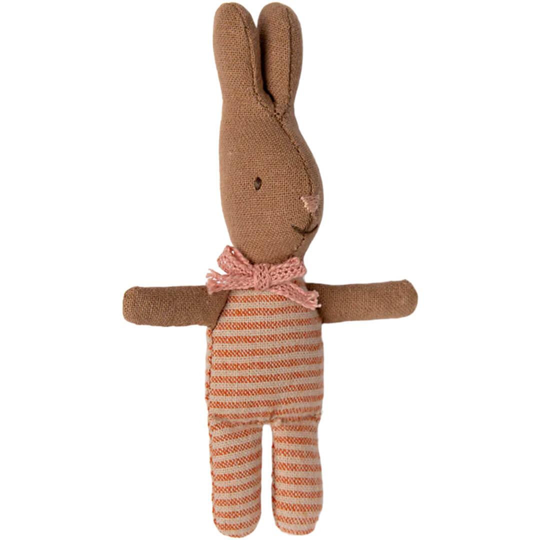 Maileg pluchen konijn met bruine vacht, gestreepte outfit en roze strik.