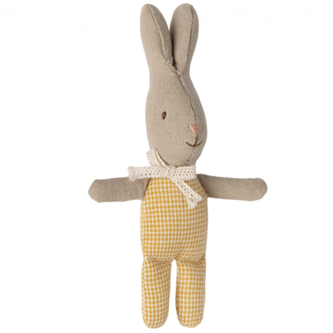 Maileg knuffelkonijn met gele geruite romper en witte strik.