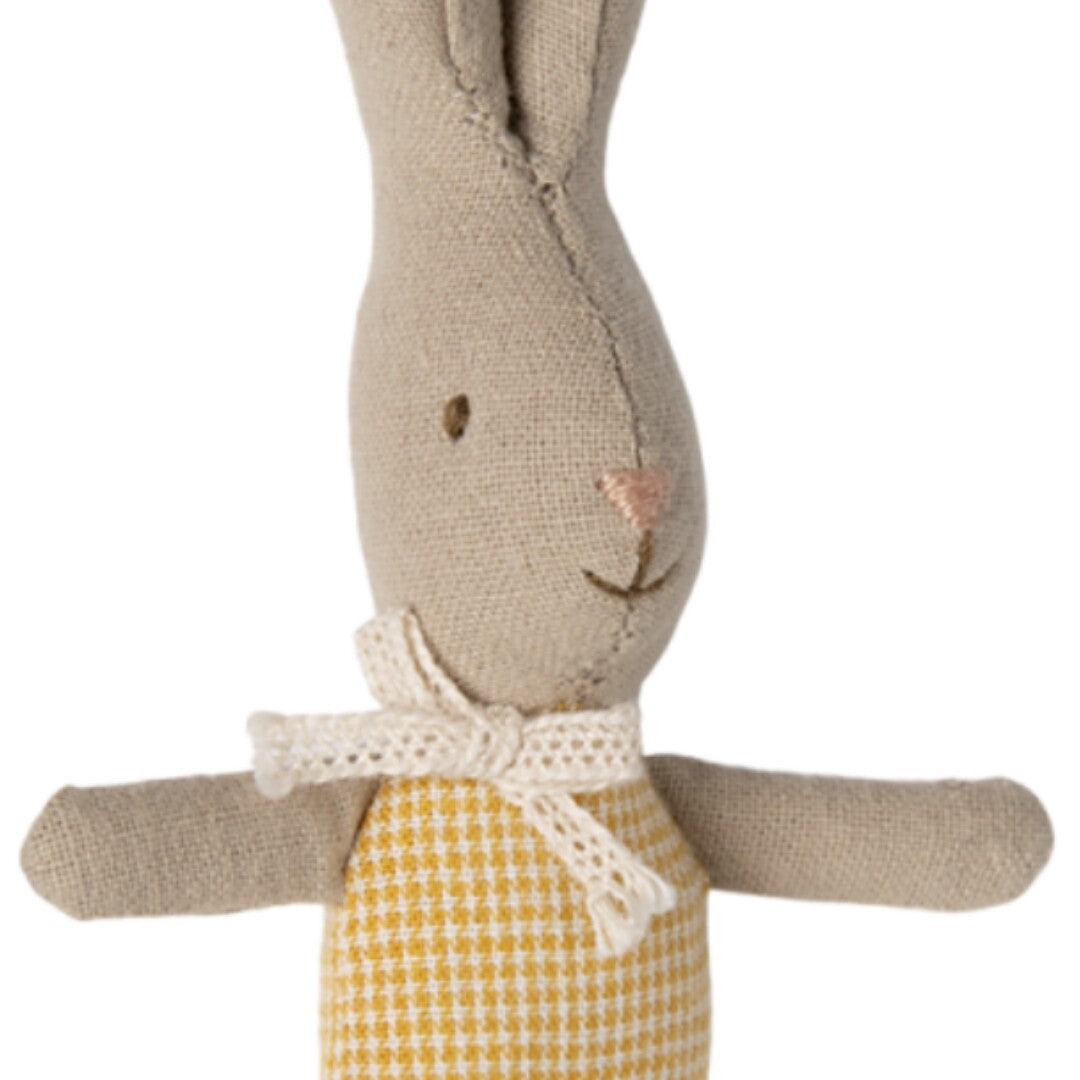 Detail van het Maileg knuffelkonijn met geborduurde ogen en roze neus.