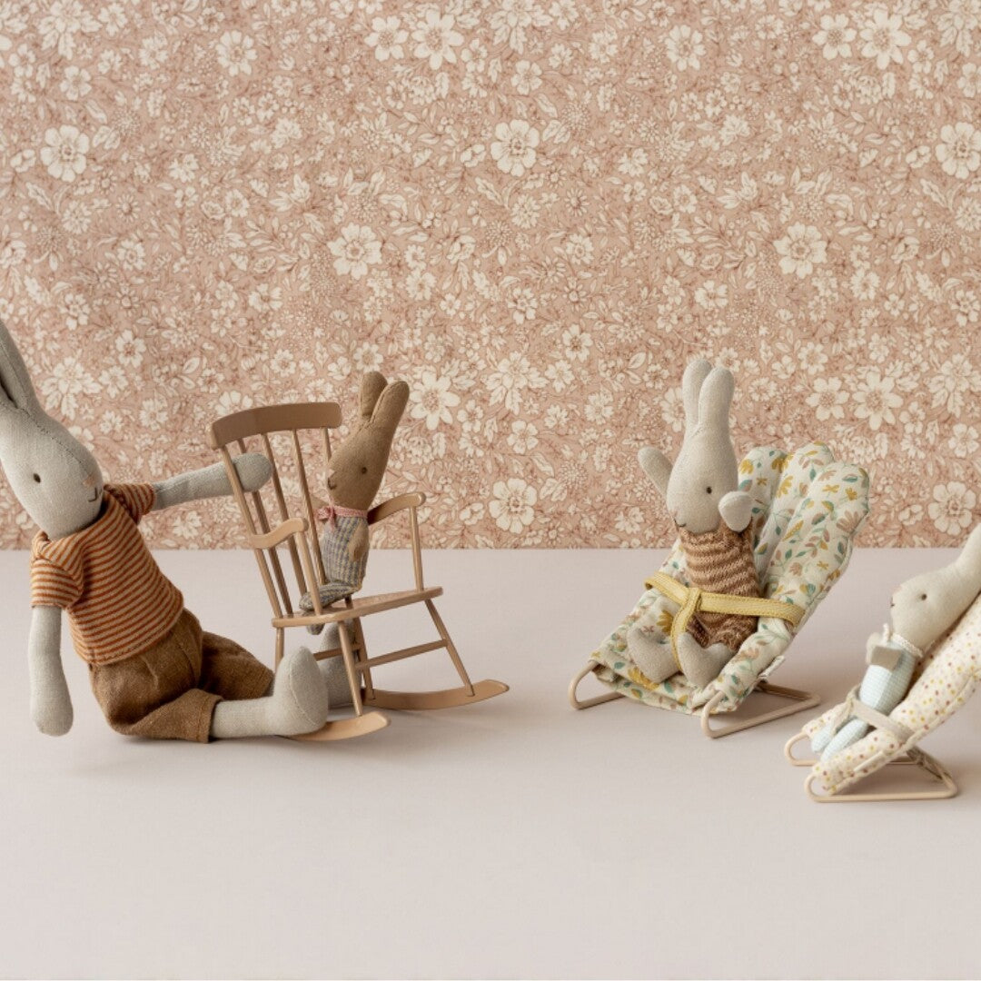 Collectie Maileg knuffelkonijnen in een speelset met een schommelstoel en babywippers.
