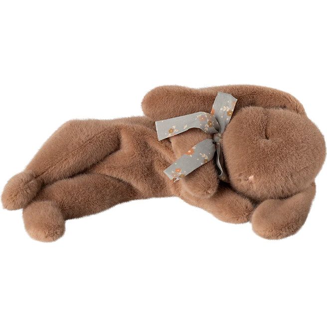 Maileg bruin pluchen knuffelkonijn met een gebloemde strik, liggend op zijn zij.