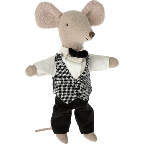 Maileg pluchen knuffelmuis gekleed als butler met geruit vest en strikje.