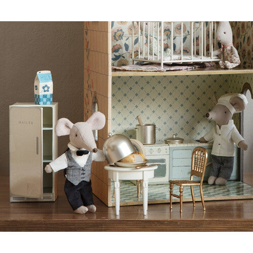 Maileg knuffelmuis butler serveert eten in een miniatuurkeuken met een chef-muis.