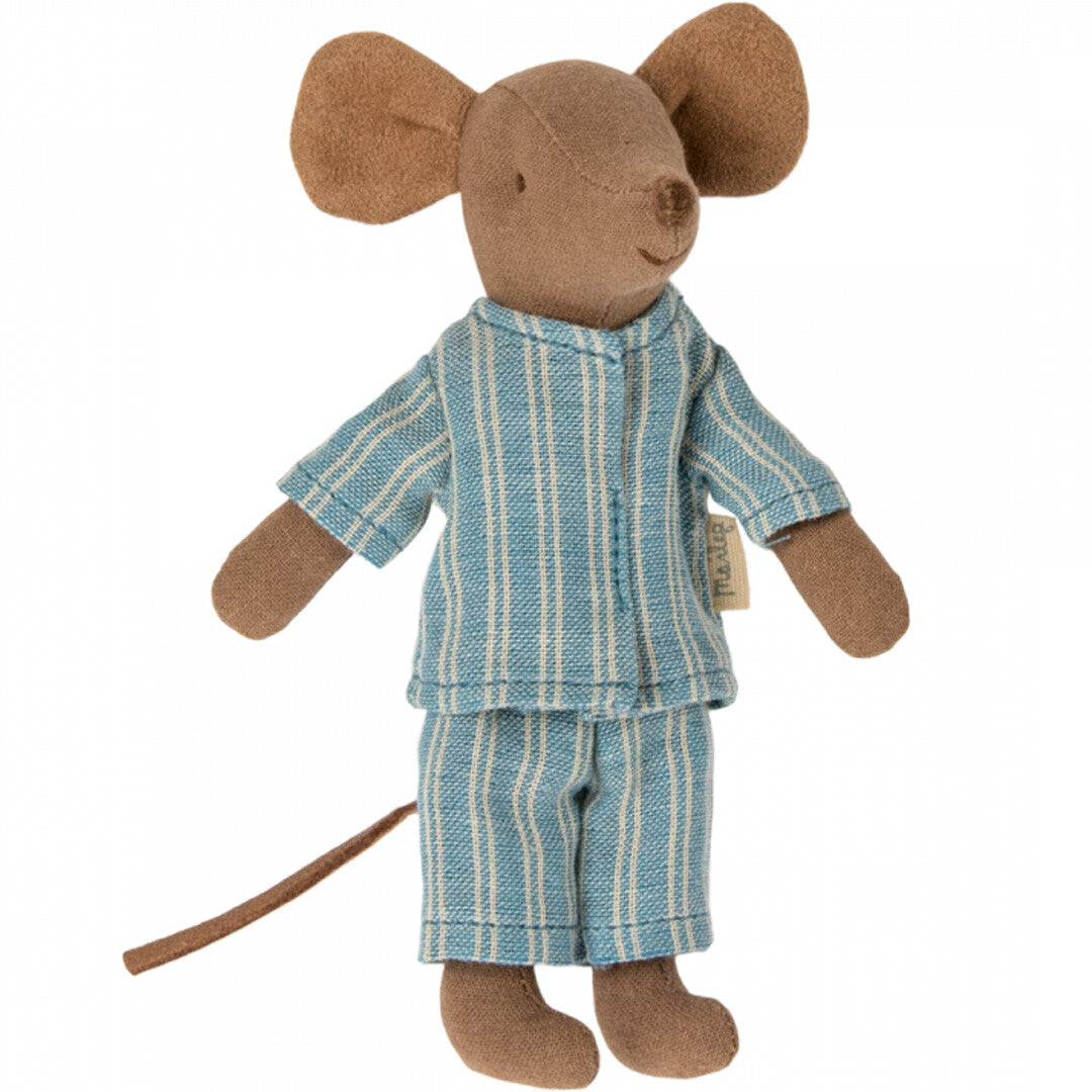 Maileg knuffelmuis met bruine oren en staart, staand in een blauw-wit gestreept pakje.