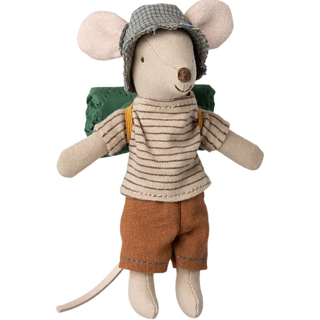 Maileg knuffelmuis grote broer met gestreept shirt, bruine broek, geruite hoed en groene slaapzak op de rug.