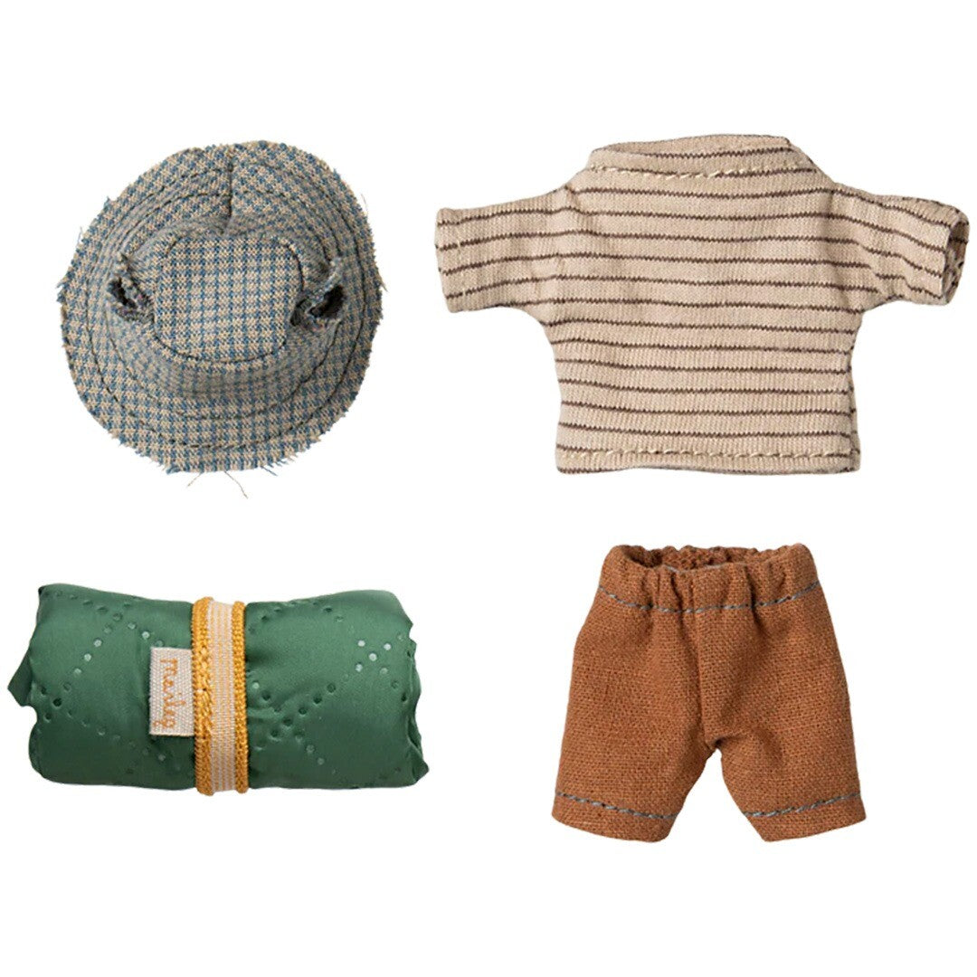 De losse kleding en accessoires van de Maileg knuffelmuis, waaronder een geruite hoed, gestreept shirt, bruine broek en groene slaapzak.