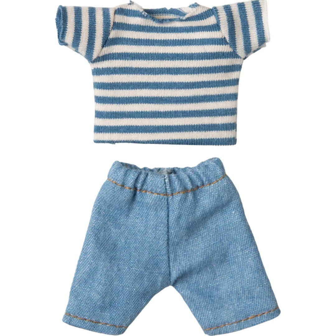 De gestreepte katoenen shirt en denim broekje van de Maileg knuffelmuis.