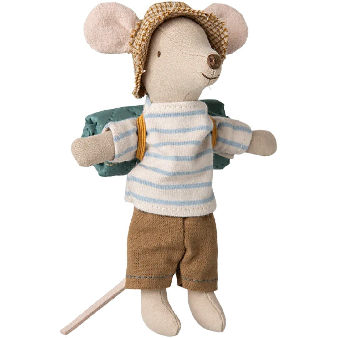 Maileg knuffelmuis grote broer met gestreept shirt, bruine broek, hoed en rugzak.