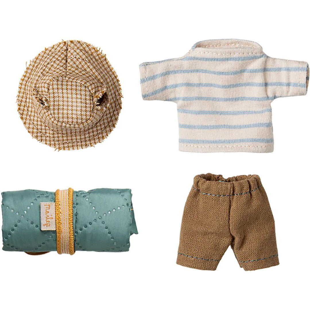 Kleding en accessoires voor de Maileg knuffelmuis, waaronder een gestreept shirt, bruine broek, hoed en slaapzak.