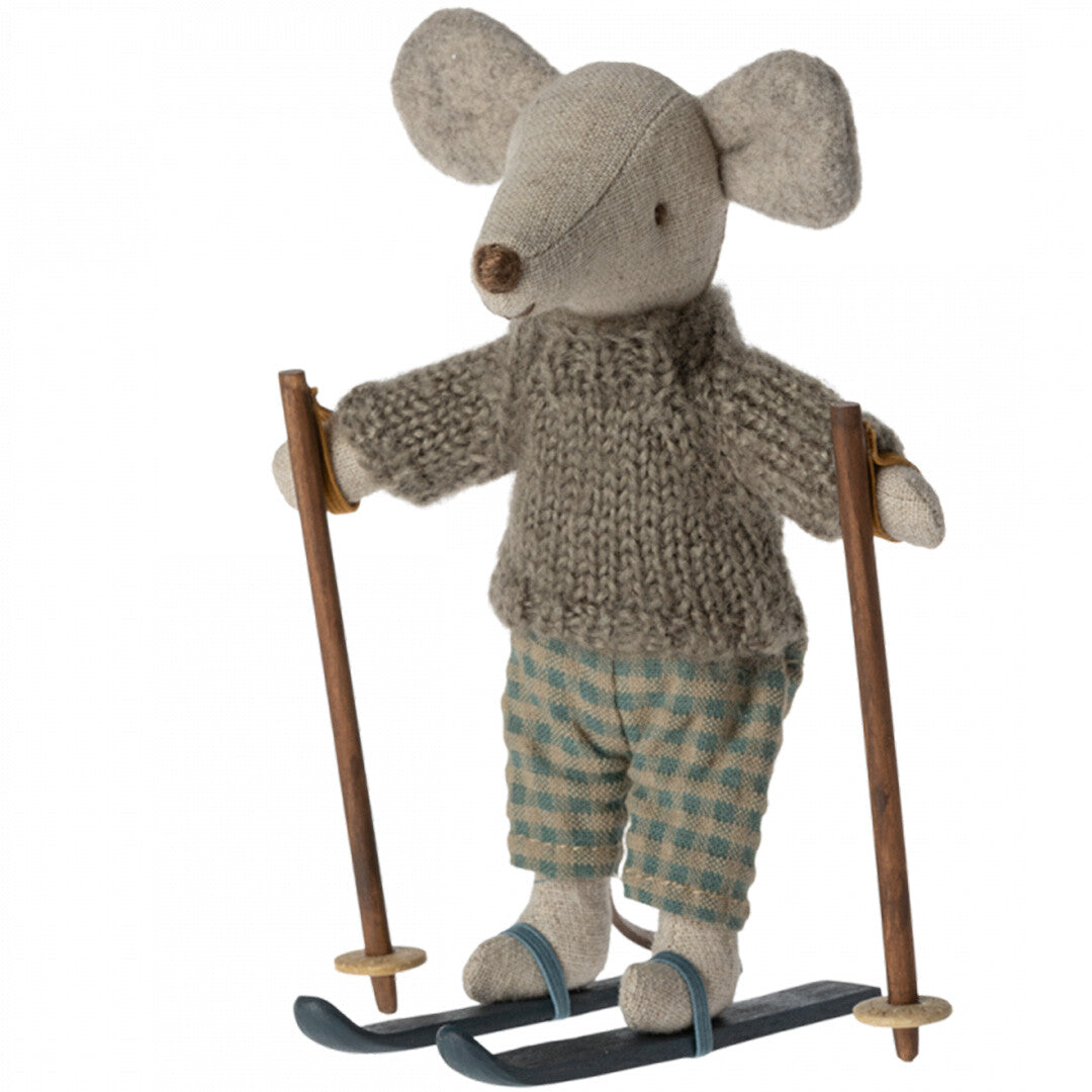 Maileg knuffelmuis grote broer op ski's met gebreide trui en geruite broek.