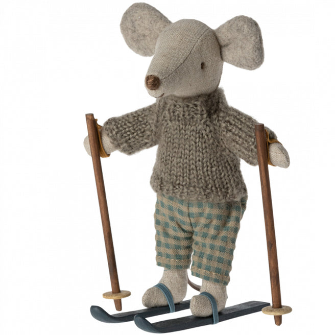 Maileg knuffelmuis grote broer op ski's met gebreide trui en geruite broek.
