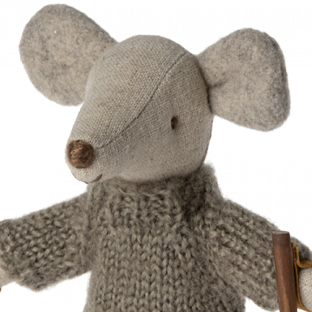 Detail van de Maileg knuffelmuis grote broer met gebreide trui en ski's.
