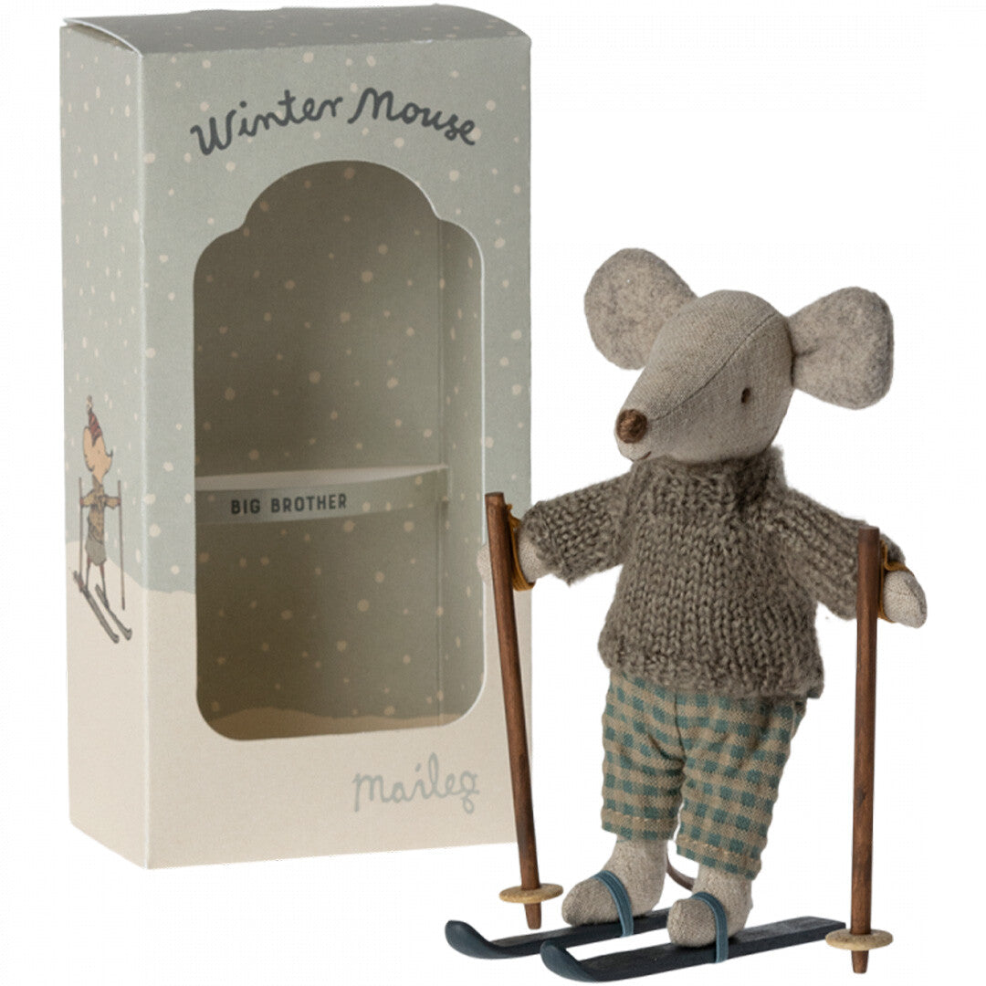 Maileg knuffelmuis grote broer op ski's naast de lichtblauwe verpakking met 'Winter Mouse' tekst.
