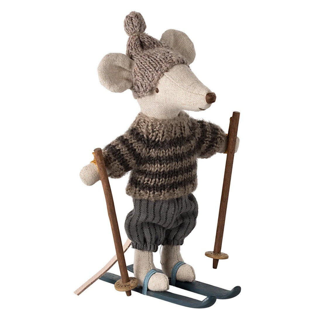 Maileg knuffelmuis grote broer op ski's met gebreide muts en gestreepte trui.