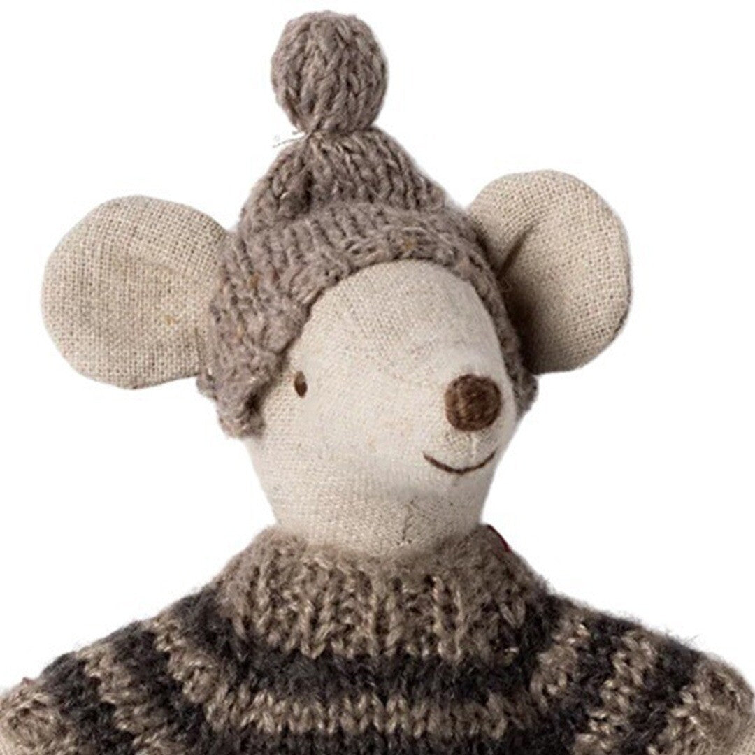 Detailopname van de kop en gebreide kleding van de Maileg knuffelmuis.