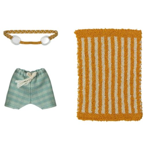 Maileg strandset accessoires met een gestreepte handdoek, gestreepte zwembroek en een gele hoofdband.