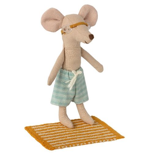 Maileg knuffelmuis met gestreepte zwembroek en hoofdband, staand op een gestreepte strandhanddoek.