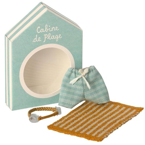 Maileg strandset accessoires met een gestreepte handdoek, zwembroek en hoofdband, naast de lichtblauwe verpakking.
