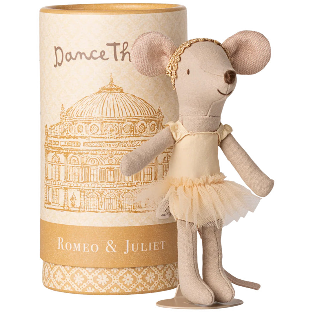 Maileg knuffelmuis grote zus ballerina naast de cilindervormige verpakking met 'Dance Theatre Romeo & Juliet' opdruk.
