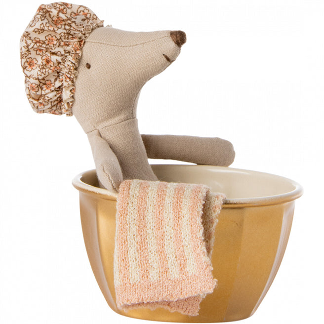 Maileg knuffelmuis met bloemenmuts in een gele badkuip, met een gestreepte handdoek.