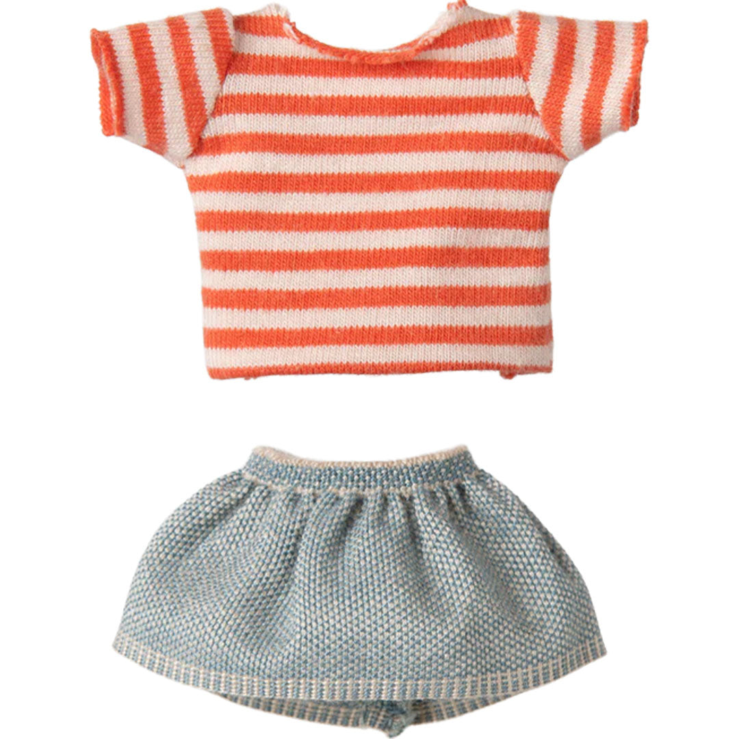 Een oranje-wit gestreept shirt en een blauwe denim rok voor de knuffelmuis.
