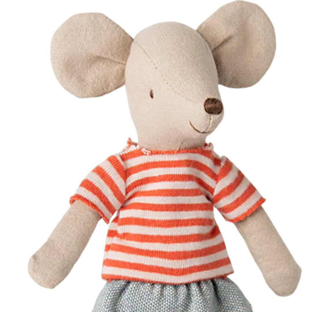 Detail van de Maileg knuffelmuis grote zus met gestreept shirt en denim rok.