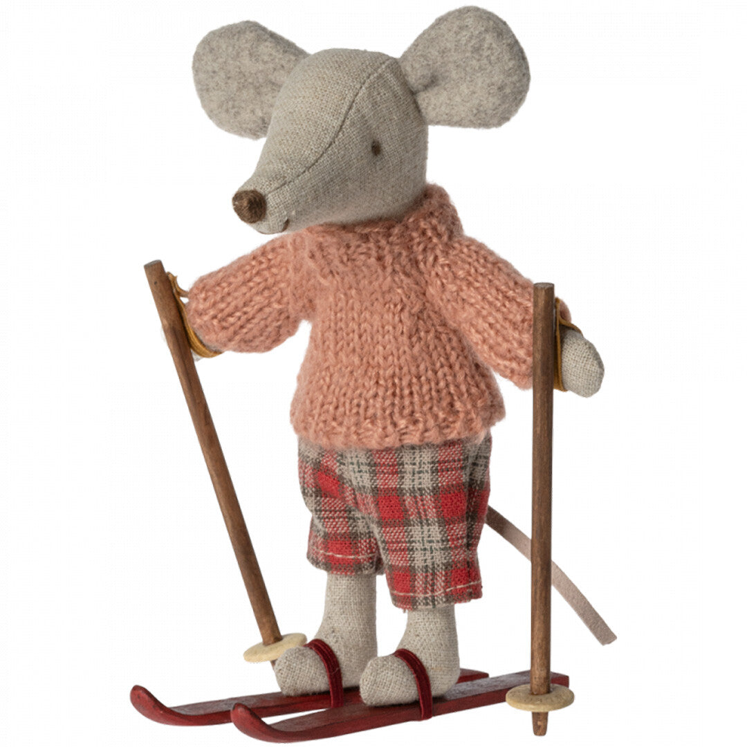 Maileg pluchen knuffelmuis 'grote zus' op rode ski's, met roze trui en geruite broek.