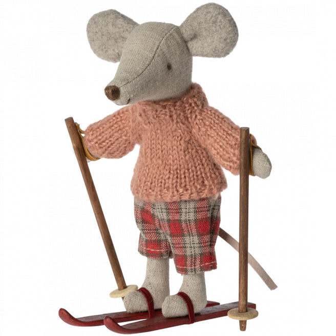 Maileg pluchen knuffelmuis 'grote zus' op rode ski's, met roze trui en geruite broek.