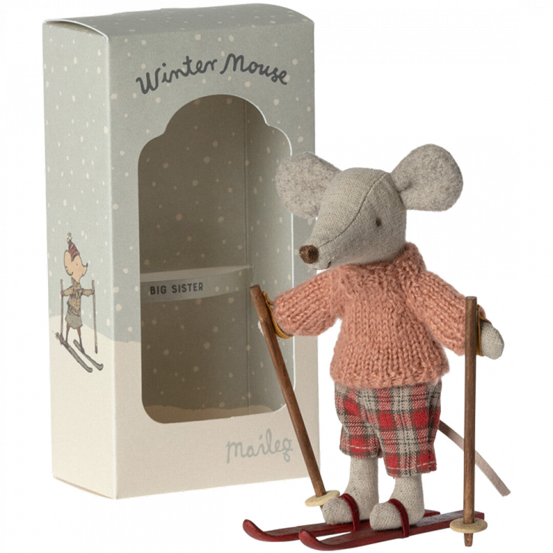 Maileg pluchen knuffelmuis op ski's naast de open 'Winter Mouse' productverpakking.