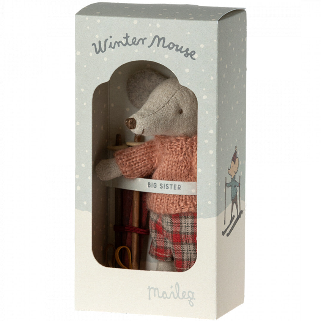 Maileg pluchen knuffelmuis op ski's in de gesloten 'Winter Mouse' productverpakking.