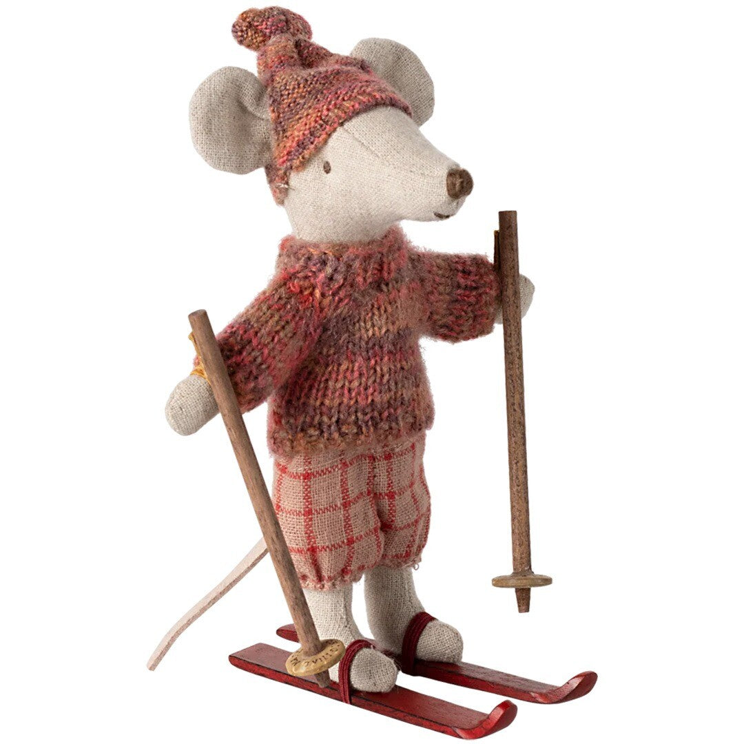 Maileg knuffelmuis grote zus op ski's met roze gebreide trui en geruite broek.