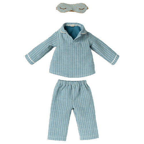 Blauw gestreepte pyjama set met slaapmasker voor een pluchen muis.