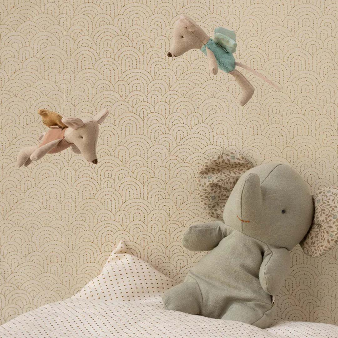 De Maileg pluchen fee knuffelmuis met mintgroene vleugels vliegt samen met een andere muis boven een zittende olifant op een bed.