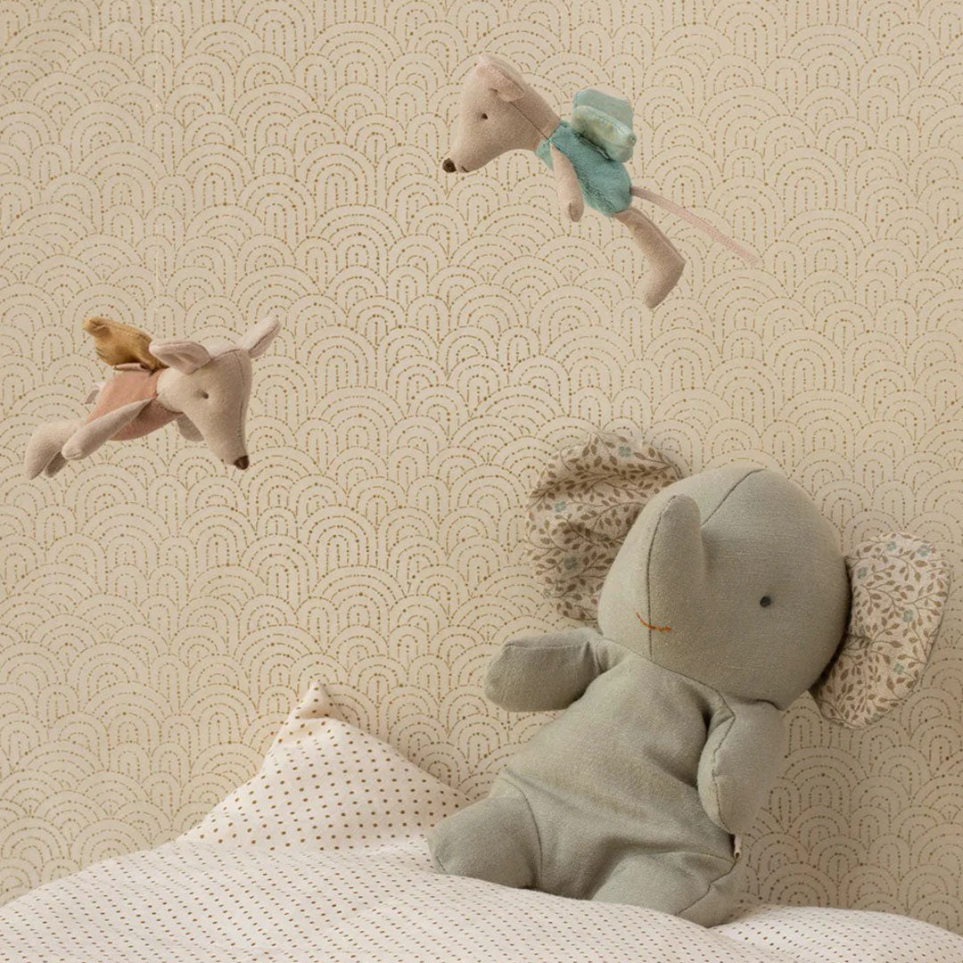 Twee Maileg knuffelmuizen en een knuffelolifant op een bed.