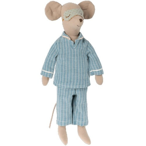 Maileg pluchen knuffelmuis in blauw gestreepte pyjama met slaapmasker.