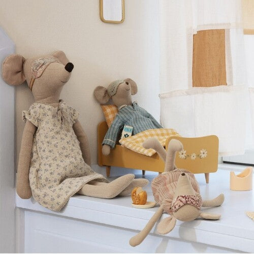 Drie Maileg pluchen knuffelmuizen in een slaapkamer setting, waarvan één in een geel bed.